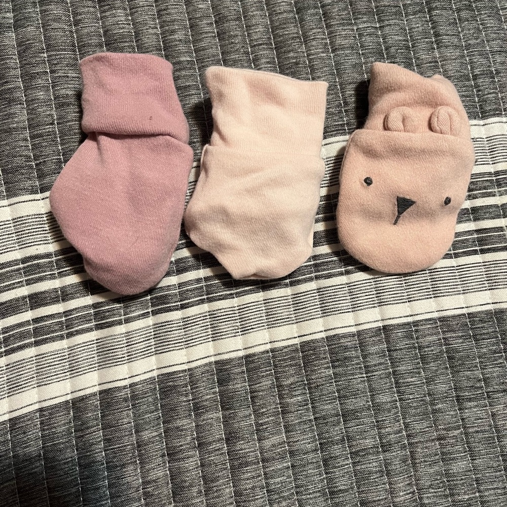 Hello I'm selling these cute baby mittens from target supper cute coloring!